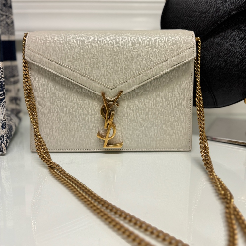 SAINT LAURENT 
Grain De Poudre Monogram Cassandra Clasp Bag Crema Soft